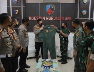 Silaturahmi ke Lanud RSN, Kapolda Riau Irjen Pol M Iqbal Dihadiahi Baju Penerbang